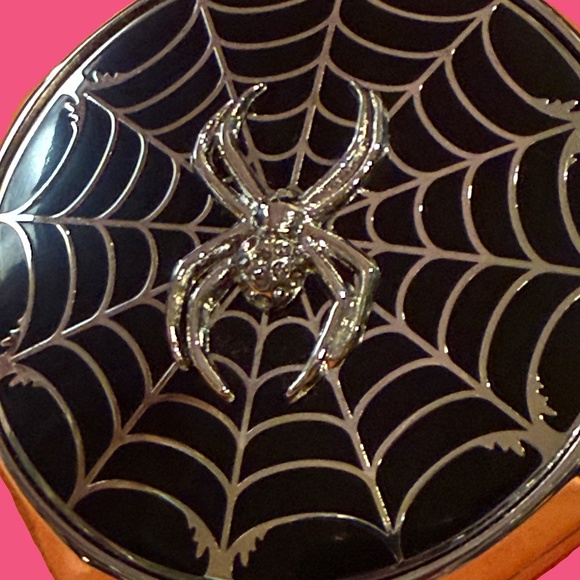 Besame Cosmetics Limited Edition Victorian Spider Compact 2021 issue - Picture 4 of 7
